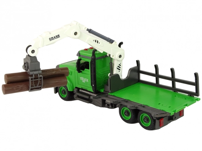 Vehicul transportor de lemne verde