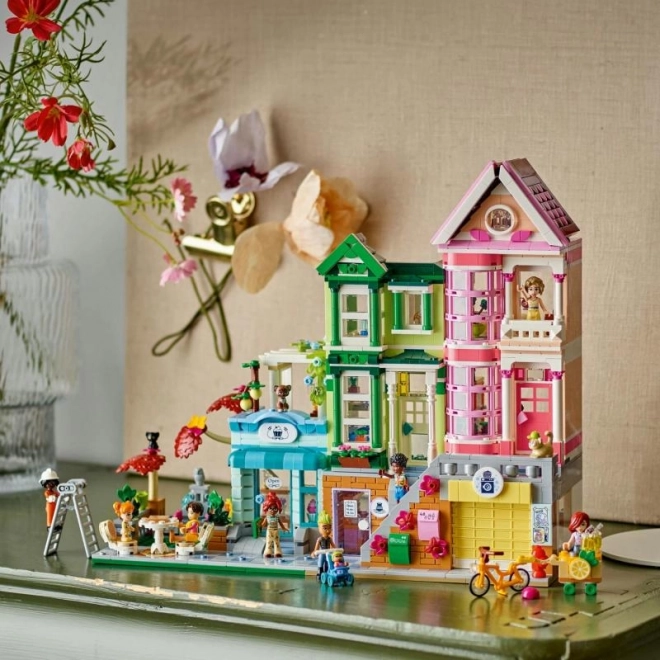Apartamente și magazine LEGO Friends în orășelul Heartlake