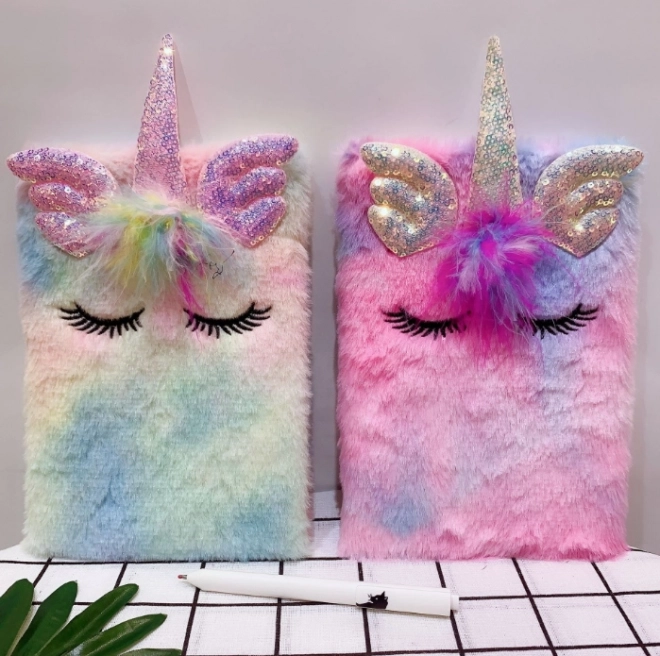 Caiet pufos colorat cu unicorn A5 – Roz