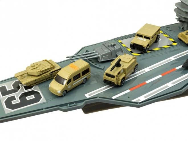 Portavion militar cu avioane și vehicule