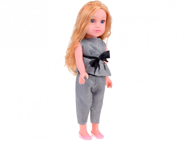 Lacă mare cu rochie elegantă și păr lung