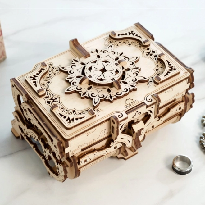 Puzzle 3D din lemn Ugears – casetă de bijuterii antică