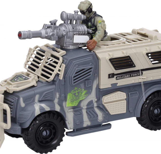 Vehicul militar cu figurina și efecte