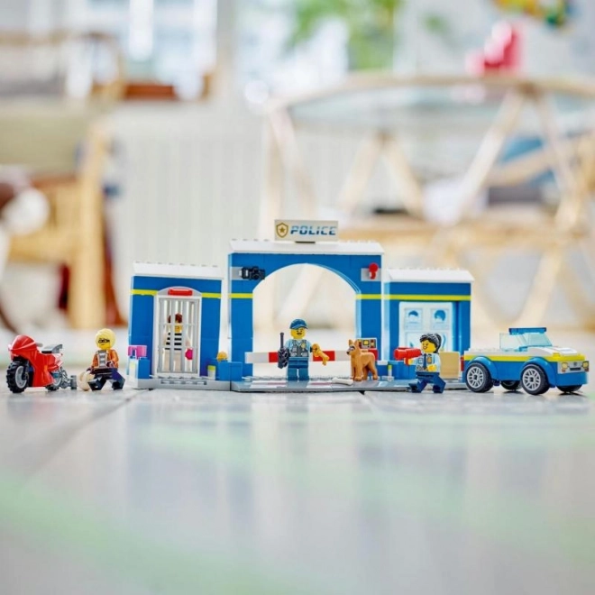 Set LEGO City Post de poliție urmărire