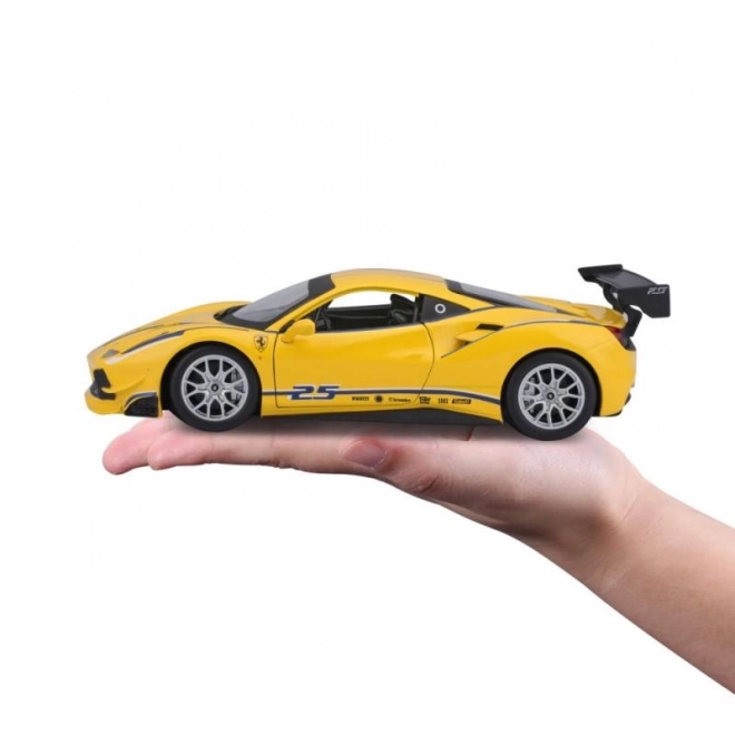 mașină de curse Ferrari 488 Challenge galbenă la scară 1:24