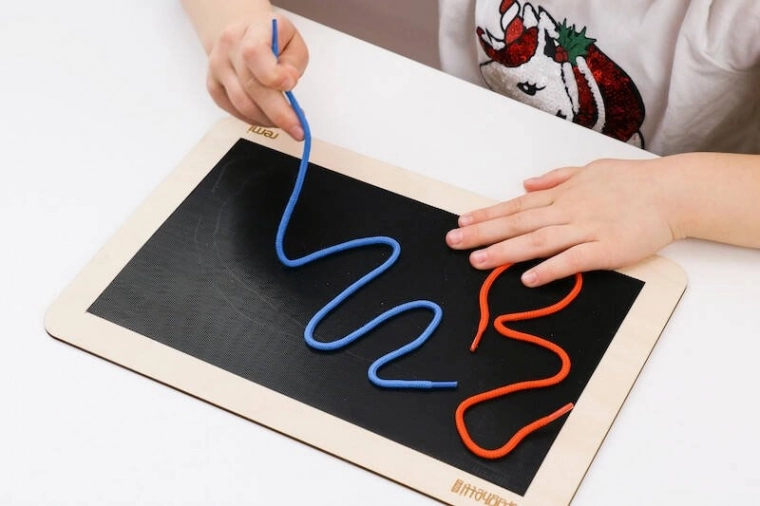 Șnururi colorate pentru dezvoltarea motricității fine