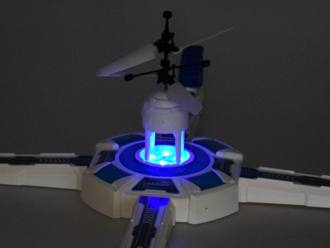 Dron z joc de îndemânare cu stație aeriană