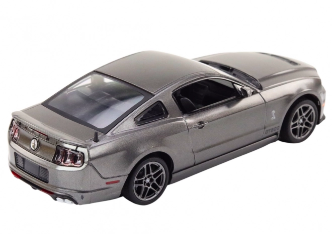 mașină Ford Shelby GT500 la scară 1:24 cu motor argintiu