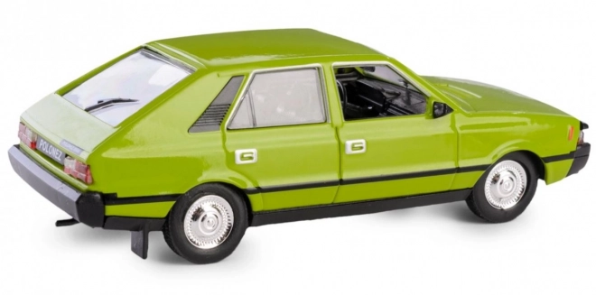 Mașina clasică FSO Polonez verde
