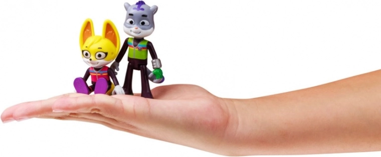 Două figurine eroice cu „aripi”