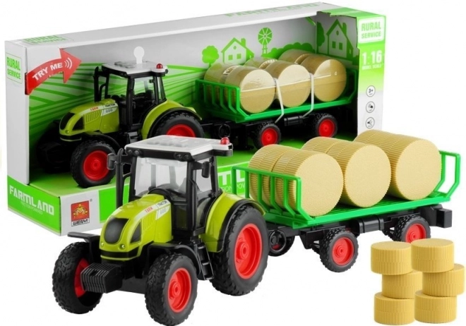 Tractor verde cu remorcă și baloturi de fân