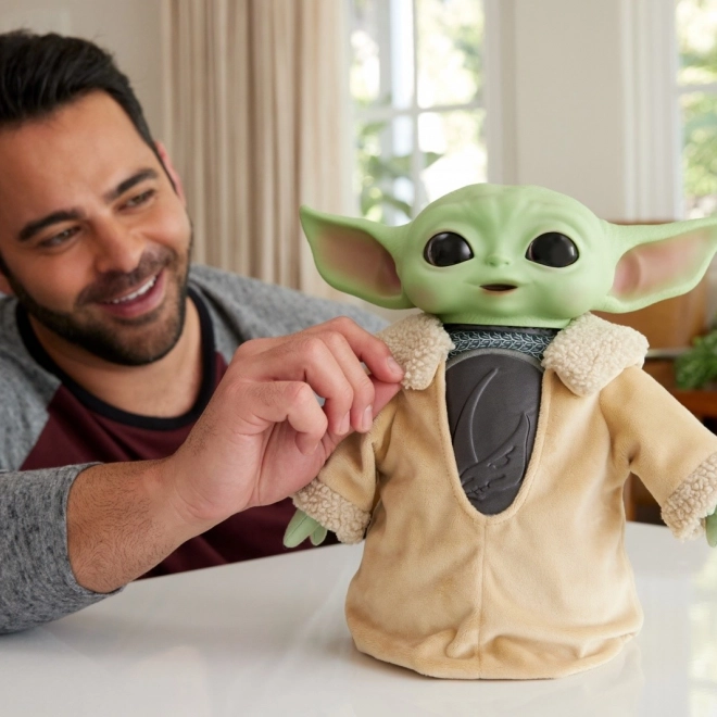 Jucărie din pluș Star Wars Mandalorian Grogu 28 cm
