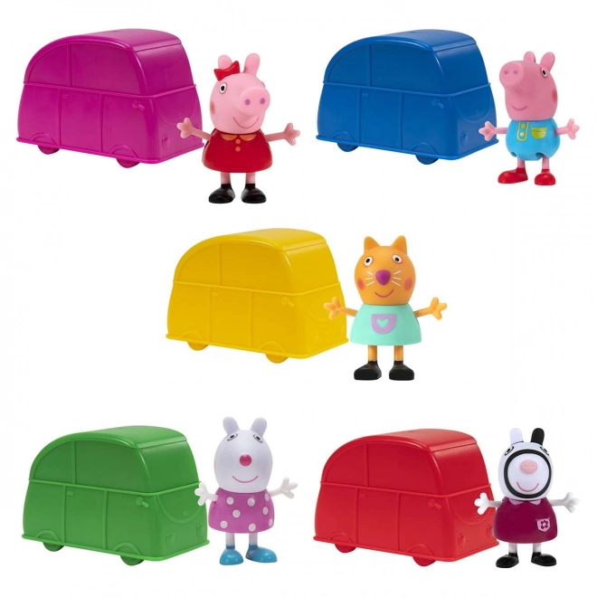 Figurina surpriză cu Peppa Pig în mașinuță