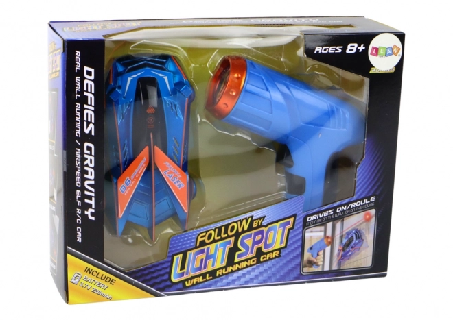 Mașină sport care merge pe pereți și tavan cu laser albastru