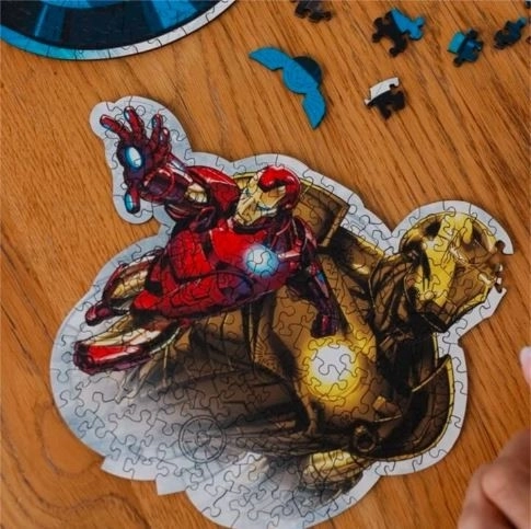 Puzzle din lemn conturat Iron Man