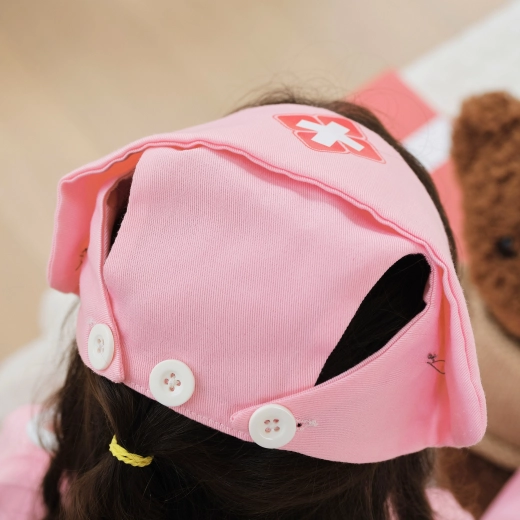 Bonetă cu cruce pentru un look complet