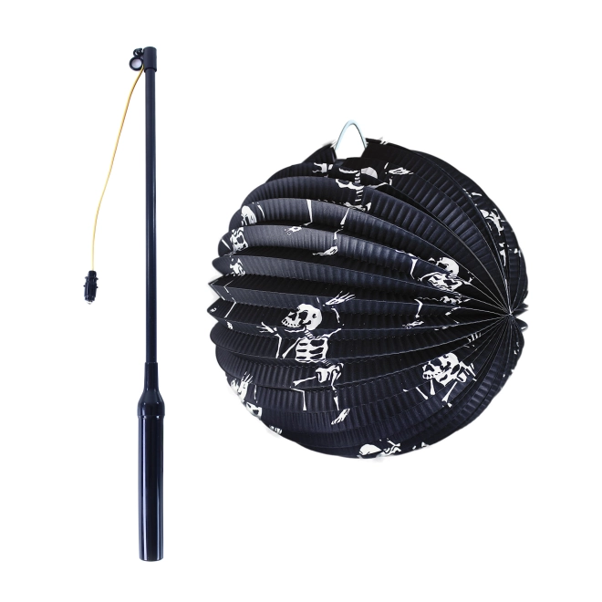 Motiv de schelet impresionant pe lampionul negru