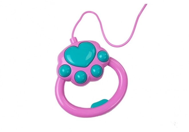 Cățeluș de pluș pe lesă cu baterii crem și accesorii