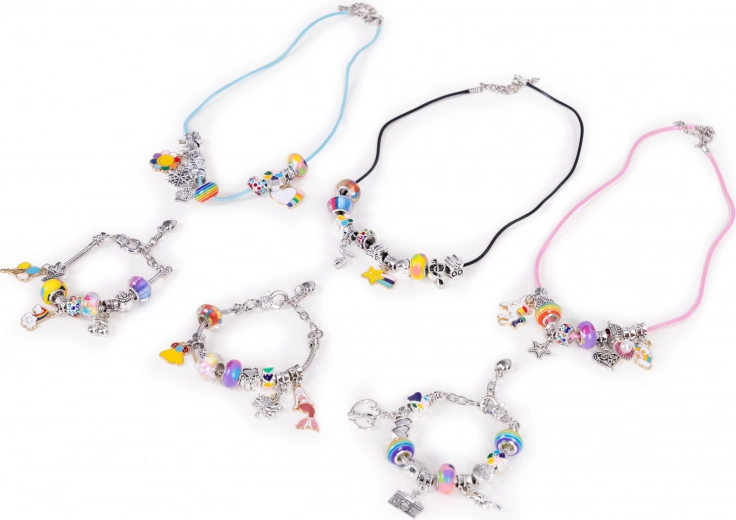 Mărgele colorate și pandantive magice