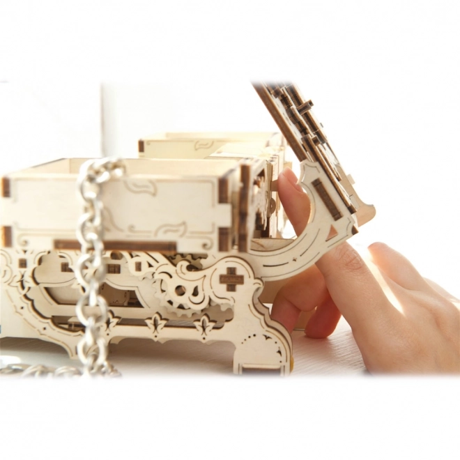 Puzzle 3D din lemn Ugears – casetă de bijuterii antică