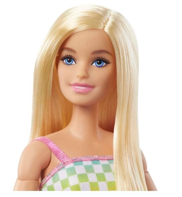 Barbie fotomodel pe scaun cu rotile