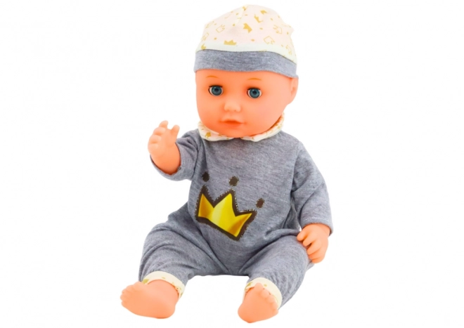 păpușă bebe în pijama gri care face pipi cu sticluță și sunete