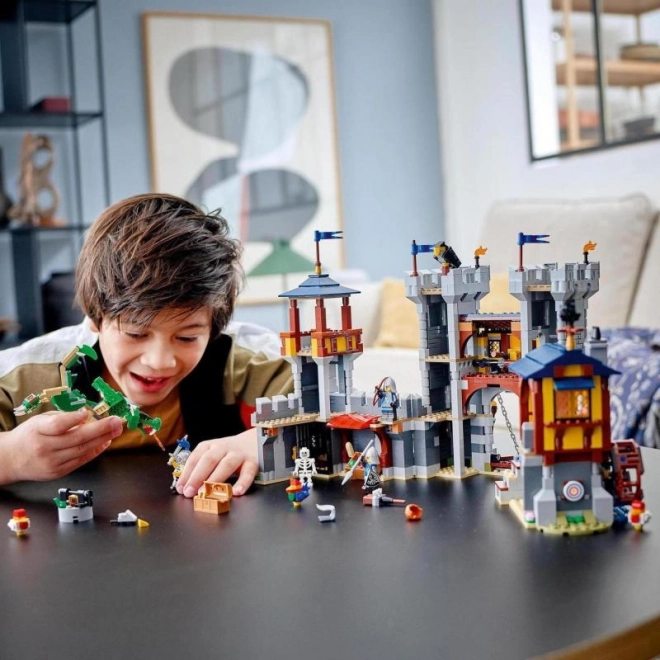 Castel medieval LEGO Creator 3 în 1