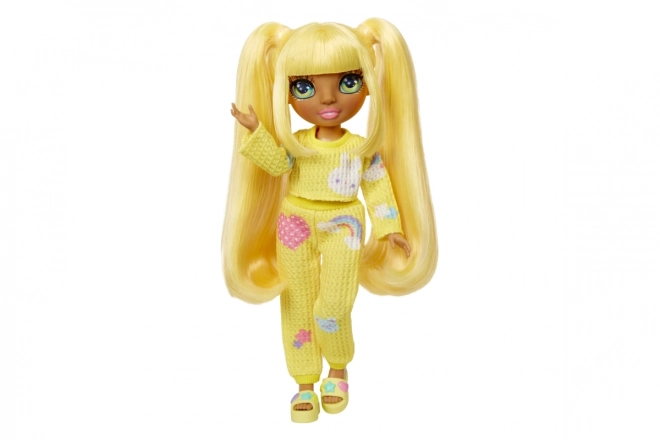 Păpușa Rainbow High Junior Fashion în pijama - Sunny Madison