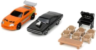 Două nano mașinuțe metalice