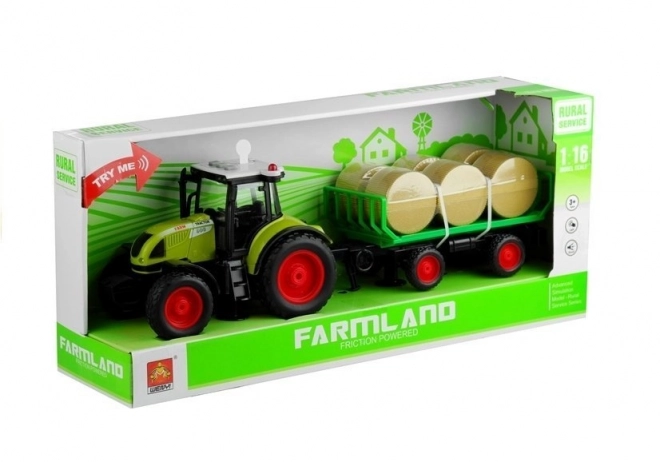 Tractor verde cu remorcă și baloturi de fân