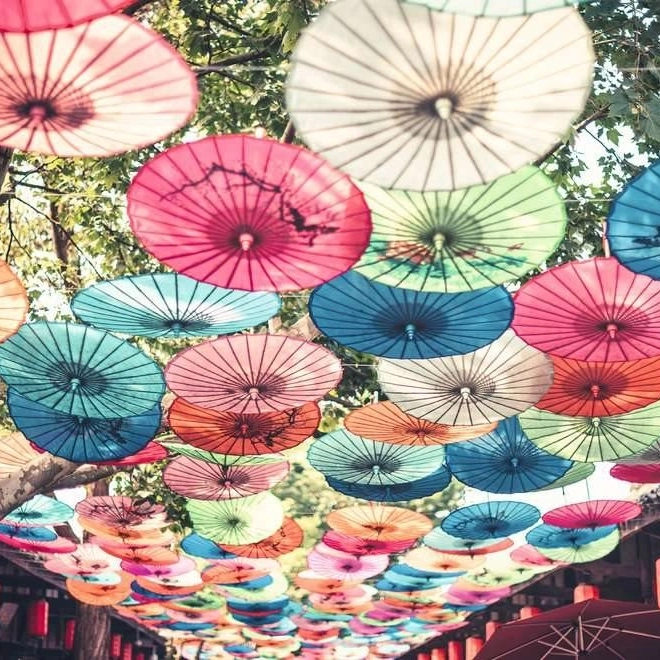 Relaxare instantanee cu motivul umbrelor colorate