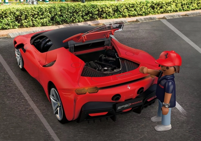 Motor V8 detaliat și capotă spate deschizibilă
