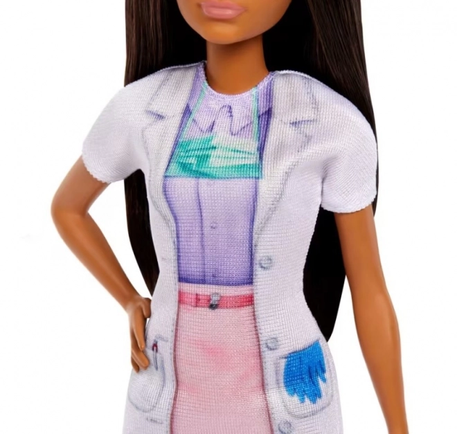 Barbie dentistă cu pacient cu păr închis la culoare