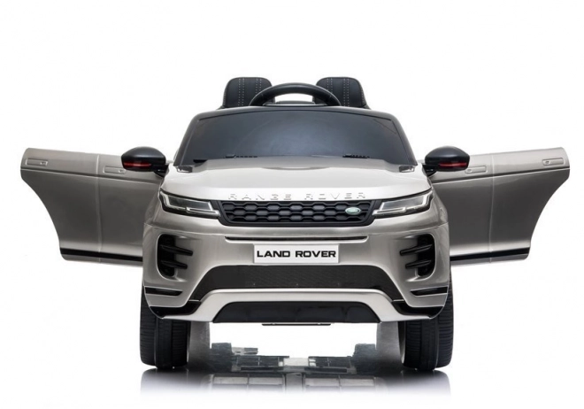 Mașină electrică Range Rover Evoque argintie