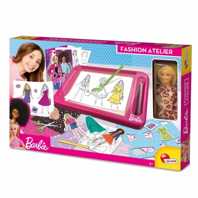 atelierul de modă Barbie cu păpușă