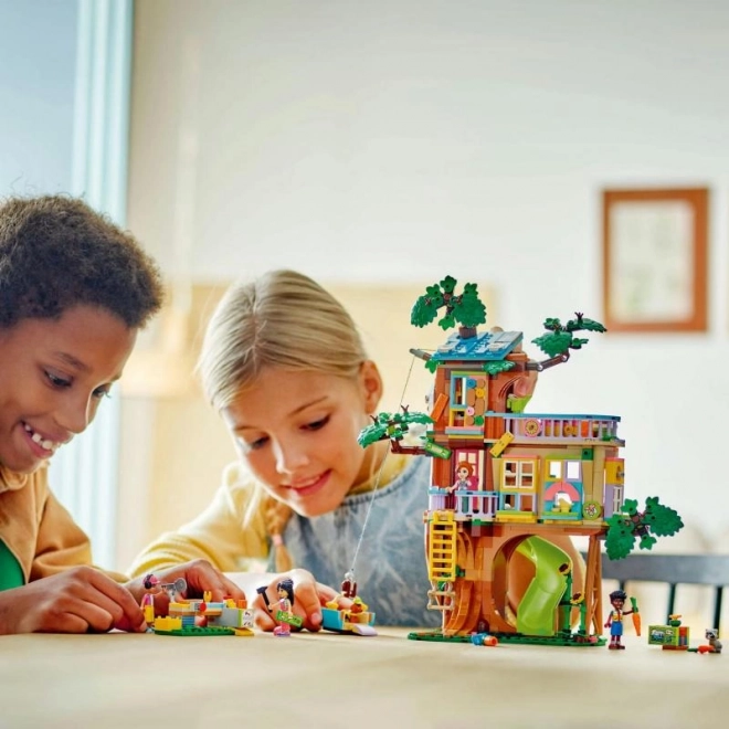 Lego Friends întâlnire la cabana prieteniei din copac