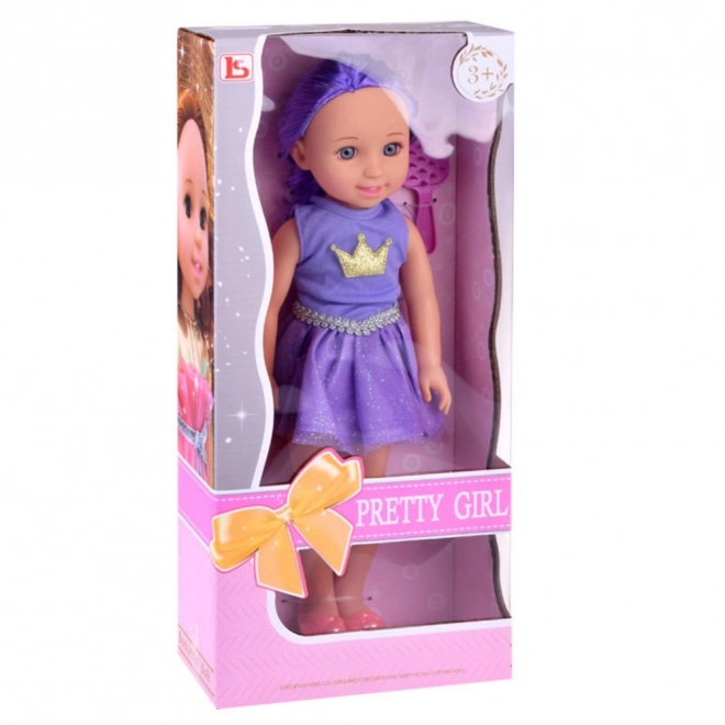 Păpușă în rochie cu coroană