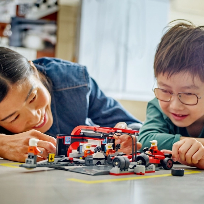 Garajul F1 LEGO City cu echipă Ferrari