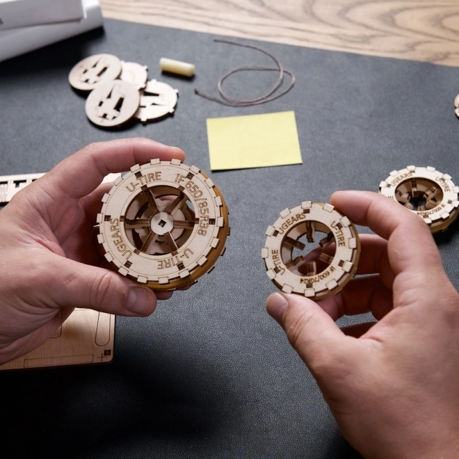 Puzzle mecanic 3D din lemn Tractor Ugears