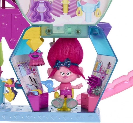 Păpușa Poppy și o mulțime de accesorii de modă