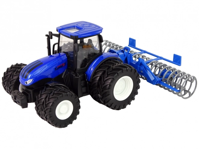 Tractor albastru cu telecomandă și disc metalic 1:24