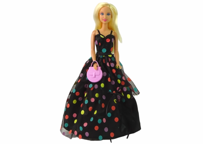 Rochie elegantă cu buline și accesorii la modă