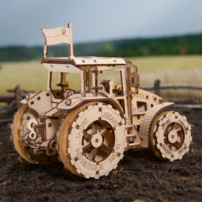 Puzzle mecanic 3D din lemn Tractor Ugears