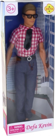 Marionetă Kevin în costum elegant cu cămașă roșie