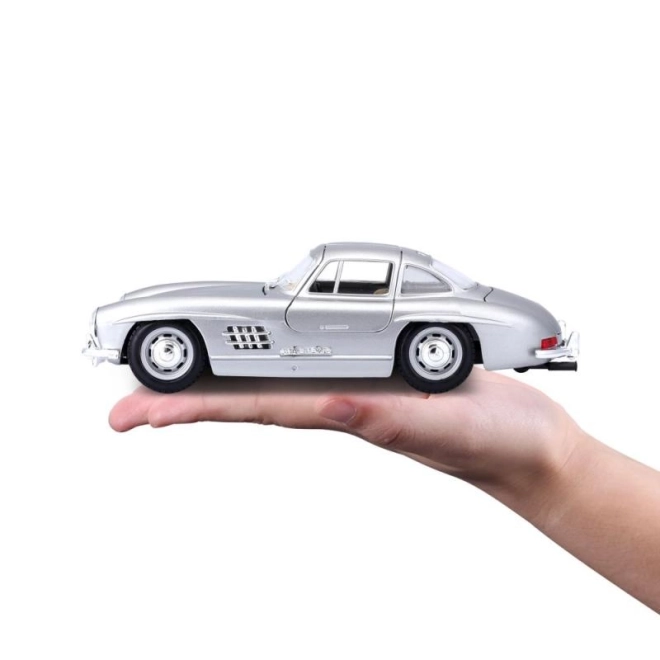 Model de mașină Mercedes Benz 300SL Bburago la scară 1:24