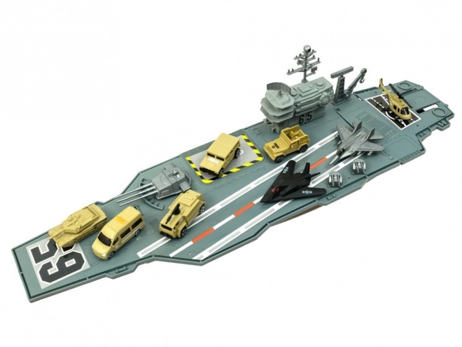Portavion militar cu avioane și vehicule