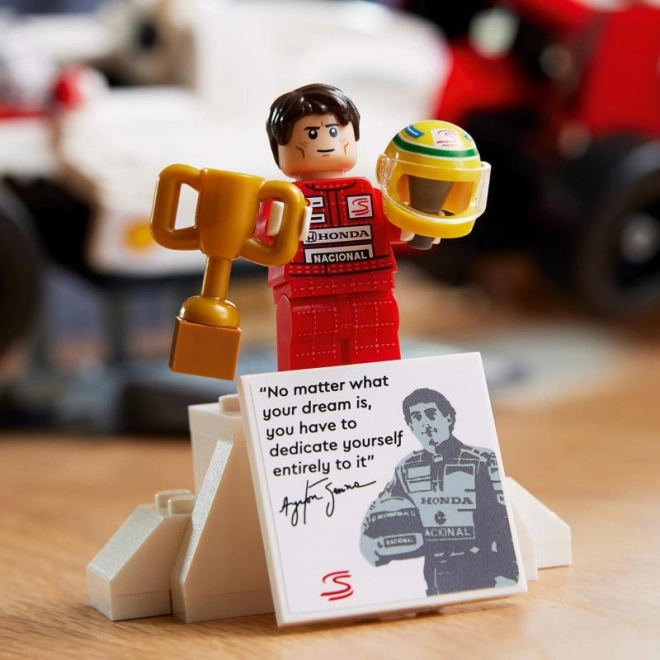 Minifigurina Ayrton Senna cu postament tip podium