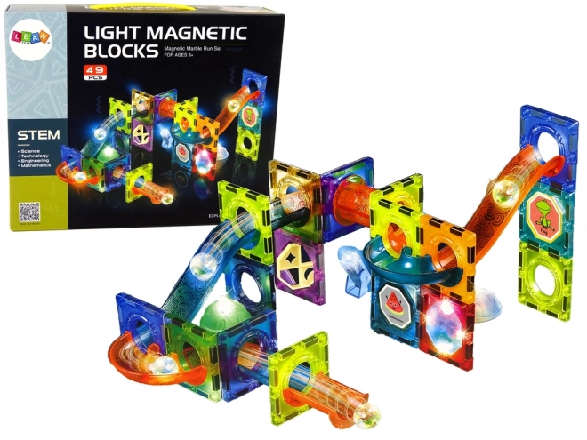 Zonă de joacă luminoasă cu bile și blocuri magnetice