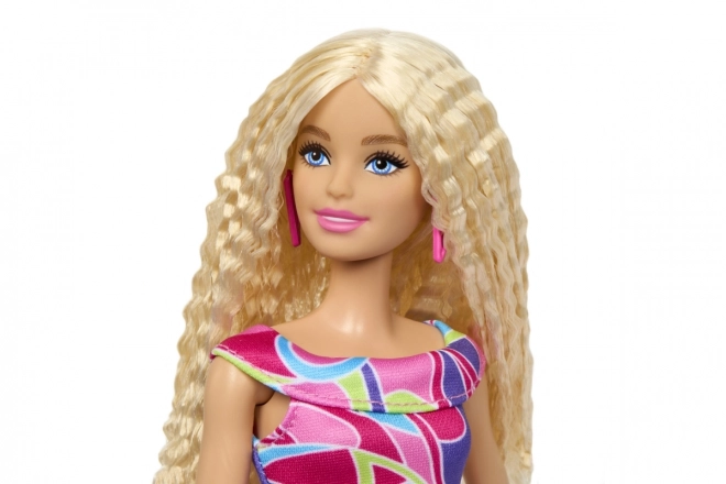 Barbie model fashionista în rochie pestriță