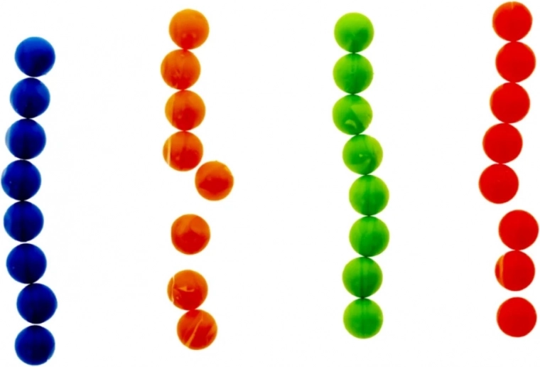 Antrenament de motricitate fină cu bile colorate